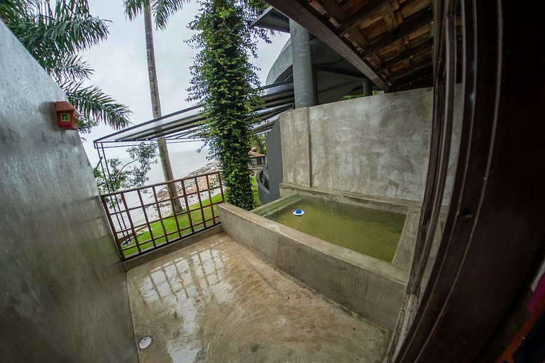Pôr do sol com piscina privativa