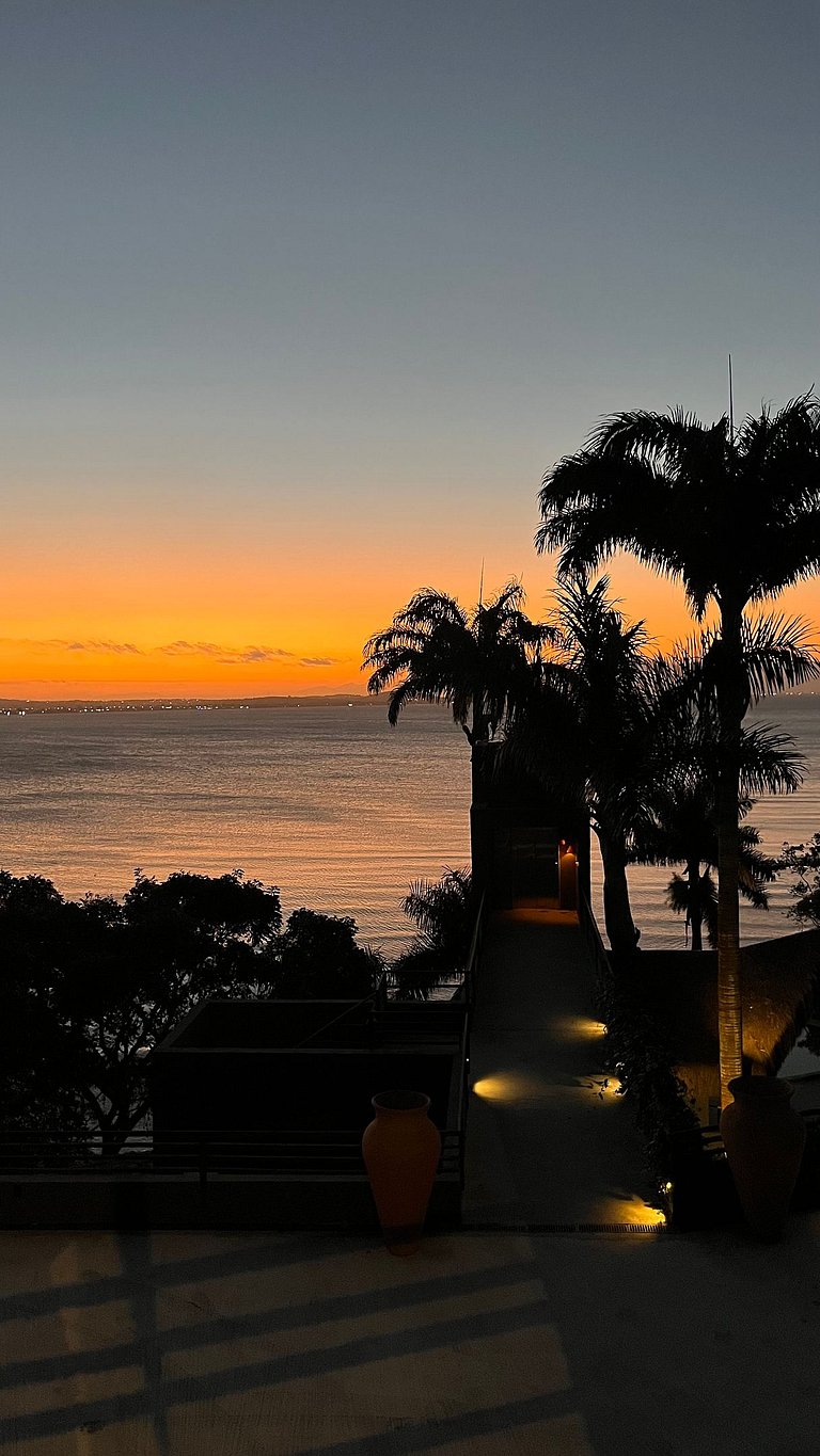 Pôr do sol com piscina privativa