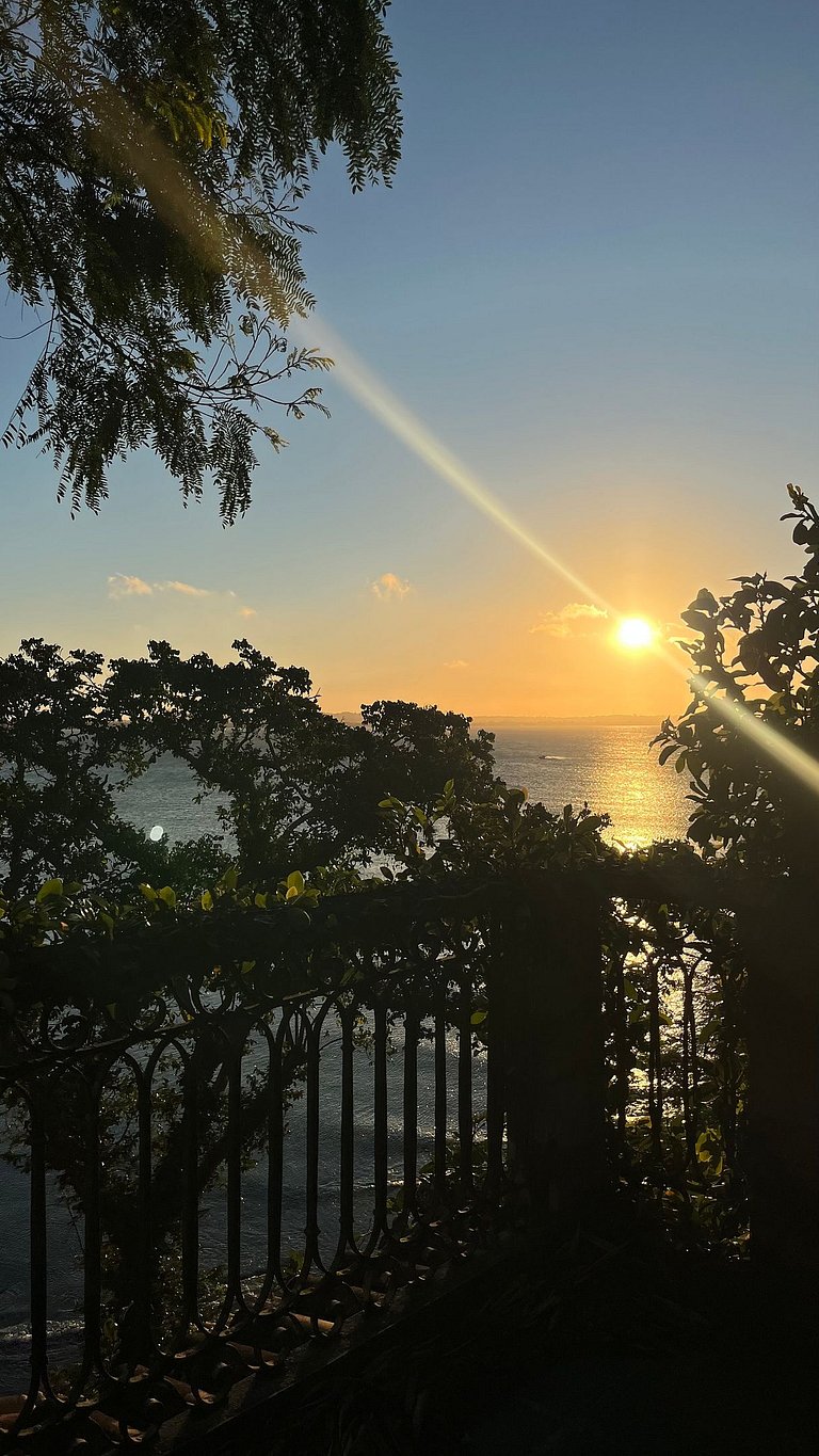 Pôr do sol com piscina privativa